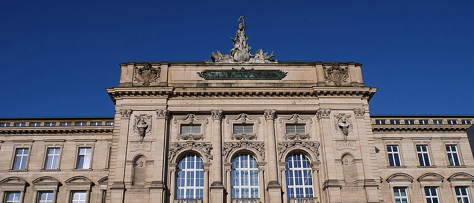 Die Universität Würzburg - hier das Hauptgebäude am Sanderring - profitiert von der Hightech Agenda des Freistaats Bayern.