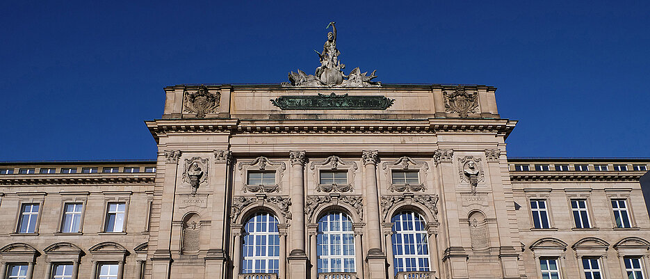 Das Gebäude der Universität am Sanderring