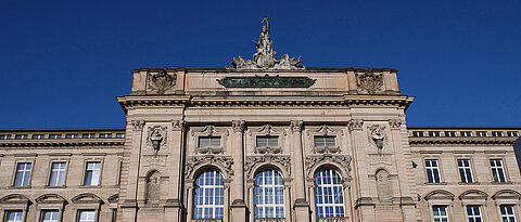 Das Gebäude der Universität am Sanderring