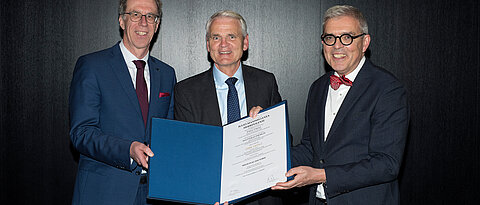 Dirk Heinz (Mitte) bei seiner Ehrenpromotion. Links Würzburgs Universitätspräsident Paul Pauli, rechts Matthias Frosch, Dekan der Medizinischen Fakultät.