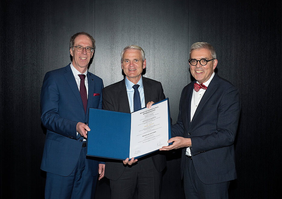 Dirk Heinz (Mitte) bei seiner Ehrenpromotion. Links Würzburgs Universitätspräsident Paul Pauli, rechts Matthias Frosch, Dekan der Medizinischen Fakultät.