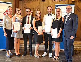 Uni-Vizepräsidentin Barbara Sponholz und Matthias Erhardt vom Zentrum für Lehrerbildung (ZfL) gratulieren den Prüfungsbesten (von links): Susanne Köppl, Steffen Münch, Johanna Graf, Thomas Brust und Sina Hauck. (Foto: ZfL)