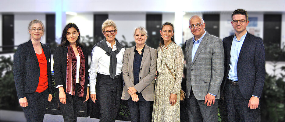 Organisatorinnen, Organisatoren und Beteiligte der aktuellen Auflage von „Wirtschaft trifft Wissenschaft“ (v.l.): Silke Kuhn (Studiendekanat Wiwi-Fakultät), Elisabeth Baumann, Angelique Renkhoff-Mücke, Andrea Szczesny (Vizepräsidentin der JMU), Christina Felfe de Ormeño, Klaus Mapara und Lukas Kagerbauer (beide IHK Würzburg-Schweinfurt).