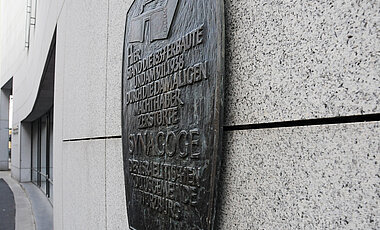 Die Gedenktafel für die 1945 zerstörte Synagoge am Würzburger Diözesanarchiv. (Foto: Robert Emmerich)