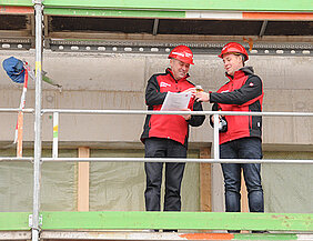 In Reimform sprechen, dreimal trinken, am Ende das Glas zerbrechen: Den Richtspruch besorgte Peter Frauenberger (links) von der Firma Riedel Bau. (Foto: Robert Emmerich)