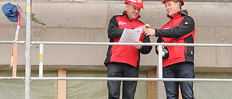 In Reimform sprechen, dreimal trinken, am Ende das Glas zerbrechen: Den Richtspruch besorgte Peter Frauenberger (links) von der Firma Riedel Bau. (Foto: Robert Emmerich)