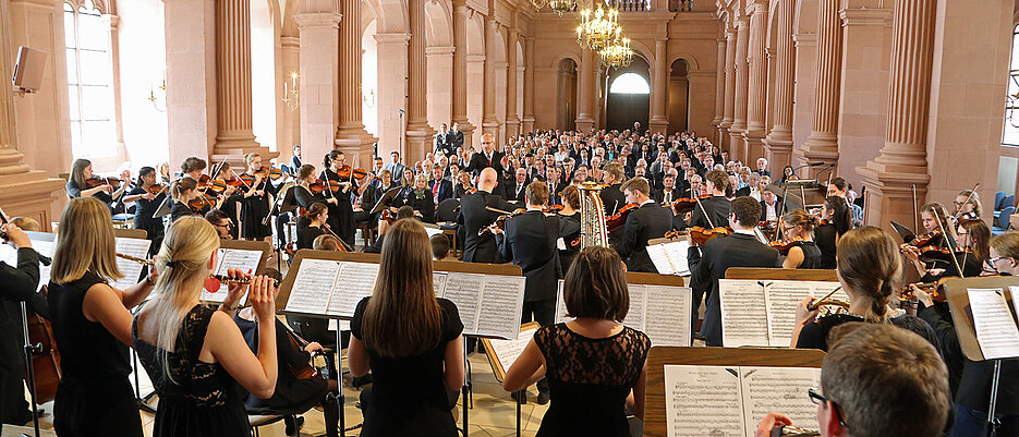Das Akademische Orchester der Uni Würzburg spielt unter der Leitung von Markus Popp beim Stiftungsfest 2018 in der Neubaukirche. (Foto: Rudi Merkl)