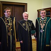 Dr. Róbert Keményfi, Professor Dr. Dr. h.c. mult. Udo Arnold, Professor Dr. László Csernoch (v. links nach rechts). Das Bild wurde aufgenommen an der Uni Debrecen.