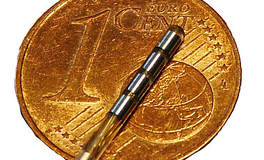  Eine Sensight-Elektrode mit einer Münze zum Größenvergleich.