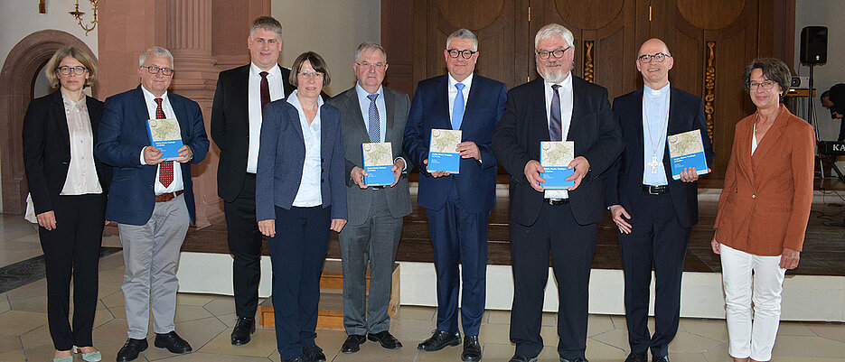 Beim Festakt für Wolfgang Weiß in der Neubaukirche (v.l.): Katrin Schwarz, Bezirksheimatpfleger Professor Klaus Reder, Professor Martin Rehak, Dorothe Weiß, Professor Wolfgang Weiß, Professor Matthias Reményi, Professor Enno Bünz, Bischof Franz Jung und Lektorin Angelika Wendler. 