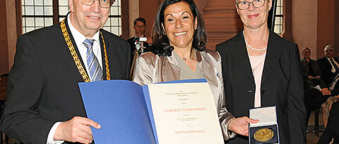 Gabriele Nelkenstock bekommt von Universitätspräsident Alfred Forchel (links) und Vizepräsidentin Barbara Sponholz (rechts) die Röntgenmedaille überreicht. (Foto: Robert Emmerich)