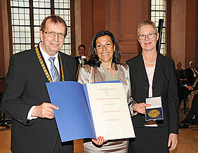 Gabriele Nelkenstock bekommt von Universitätspräsident Alfred Forchel (links) und Vizepräsidentin Barbara Sponholz (rechts) die Röntgenmedaille überreicht. (Foto: Robert Emmerich)