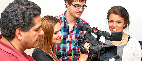 Studierende lernen im Medienkompetenzzentrum der Uni den Umgang mit Medientechniken.