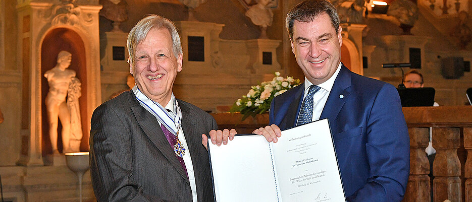 Professor Laurens Molenkamp bei der Ordensverleihung mit Ministerpräsident Markus Söder.