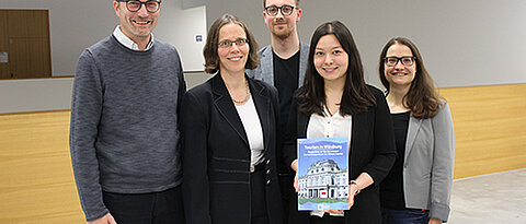 Masterstudierende erstellten eine Broschüre (von links): Jürgen Ludwig , Marketingleiter von Congress-Tourismus-Würzburg, Professor Doris Fischer, Leiterin des Lehrstuhls für China Business and Economics, Seminarleiter Maximilian Dullo, Projektleiteri