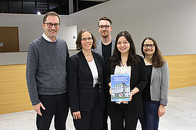 Masterstudierende erstellten eine Broschüre (von links): Jürgen Ludwig , Marketingleiter von Congress-Tourismus-Würzburg, Professor Doris Fischer, Leiterin des Lehrstuhls für China Business and Economics, Seminarleiter Maximilian Dullo, Projektleiteri