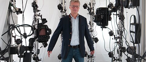 Wissenschaftsminister Bernd Sibler im VR-Labor: Hier wird gerade ein 3D-Scan durchgeführt, um eine VR-Avatar des Ministers zu erstellen. (Bild: Universität Würzburg)   