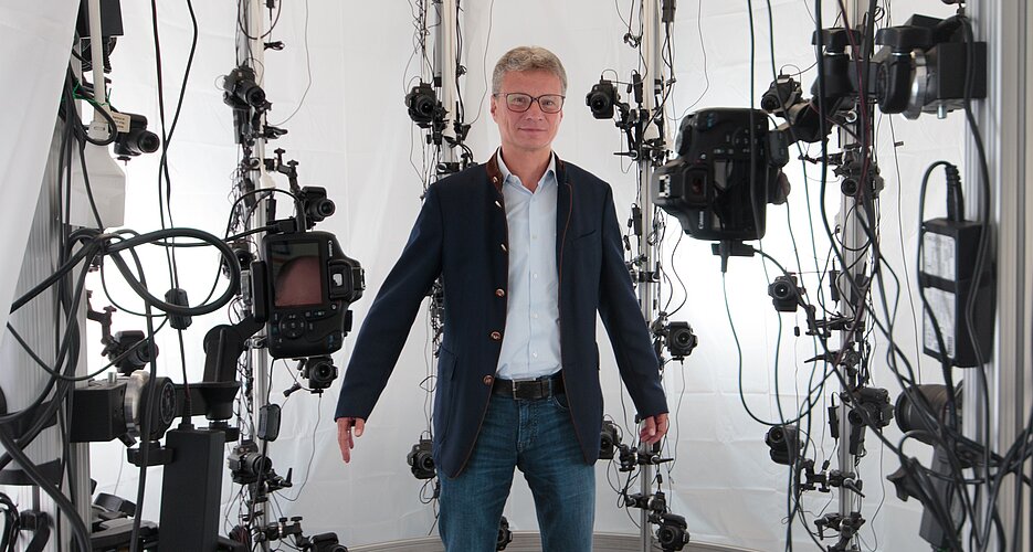 Wissenschaftsminister Bernd Sibler im VR-Labor: Hier wird gerade ein 3D-Scan durchgeführt, um eine VR-Avatar des Ministers zu erstellen. (Bild: Universität Würzburg)   