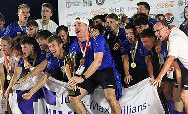 Da ist das Ding! Gleich reckt Kapitän Stefan Wasser den EM-Pokal in den Nachthimmel von Tirana. 