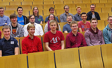 Vorkursleiter Dr. Ludwig Ostermayer mit seinem Kompass-Team Informatik und Vertretern der Studierenden.