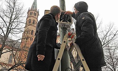 Heiko Paeth und Christian Hartmann kontrollieren die Technik ihrer Wetterstation. (Foto: Robert Emmerich)