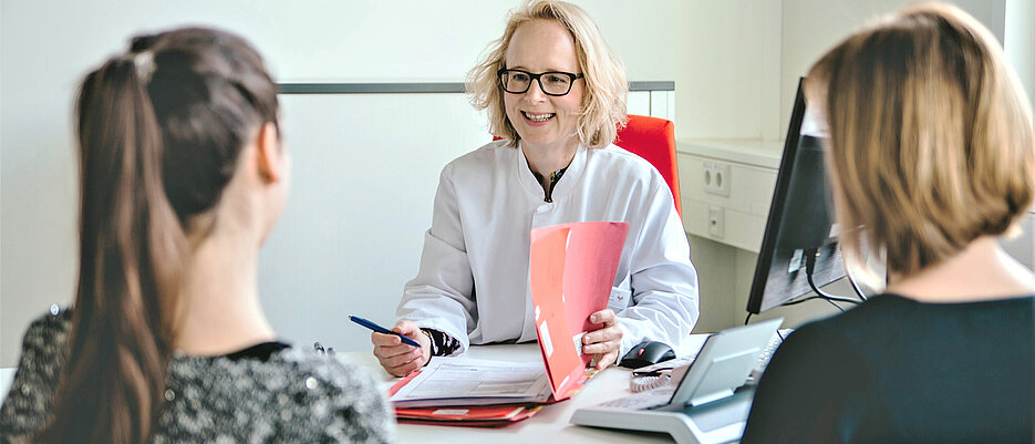 In ihrer Sprechstunde für Genetische Herzerkrankungen behandelt, betreut und untersucht Brenda Gerull Patienten. 