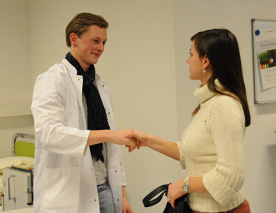 Medizinstudent Dietmar Bertelsmann begrüßt seine Patientin Bianca Schneider. (Foto: Universität Würzburg)