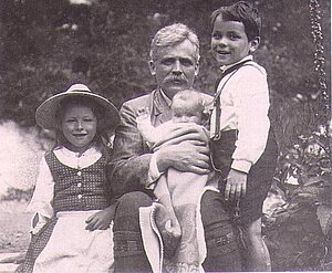 Prof. Willy Wien mit seinen Kindern bei einem Aufenthalt in Mittenwald, 1910. Von links: Gerda, Willy Wien mit Hildegard, Karl. Foto: Privatarchiv Waltraut Wien. Quelle: Otremba, Heinz: Dr. Wilhelm Wien (1864-1928). Physiker und Nobelpreisträger. Würzbu