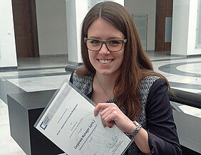 Katharina Zima mit dem Abschlusszertifikat des Programms „Karriere Plus“. (Foto: Robert Emmerich)