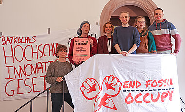 Würzburger Studierende von der Gruppe "End Fossil Occupy" machten auf ihre Anliegen aufmerksam und suchten das Gespräch mit den Festgästen.