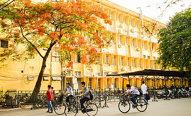 Vor einem Gebäude der University of Science and Technology in Hanoi.