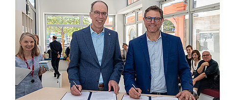 Nachdem die Erklärung zunächst digital signiert wurde, folgte kürzlich auch die physische Unterschrift durch Universitätspräsident Paul Pauli (li.) und Würzburgs Oberbürgermeister Martin Heilig.