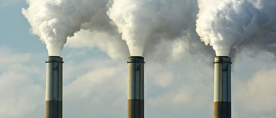 Knapp 40 Milliarden Tonnen beträgt der weltweite CO₂-Ausstoß jährlich. Ausgleichszahlungen sind ein mögliches Mittel, die Emissionen zu verringern. 