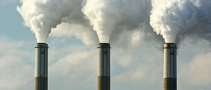 Knapp 40 Milliarden Tonnen beträgt der weltweite CO₂-Ausstoß jährlich. Ausgleichszahlungen sind ein mögliches Mittel, die Emissionen zu verringern. 