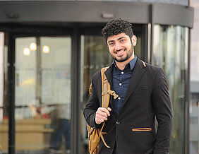Am Universitätsklinikum Würzburg fühlt er sich sehr wohl und er ist froh, dass er hier Medizin studieren kann: der Syrer Hadi Al Tawil (Foto: Judith Küfner).