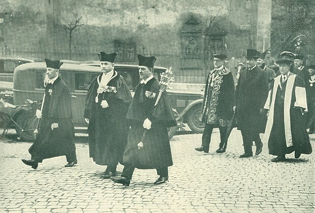 Die Pedelle begleiten den Rektor und tragen die Szepter, 1932. (Foto: Jost, UaWü)