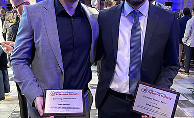 Sven Neubert (links) und Umair Munawar freuen sich in Glasgow über die Young Investigator Awards der International Myeloma Society.
