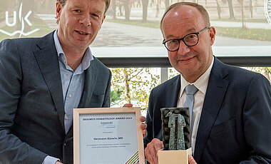 Hermann Einsele (rechts) erhielt den Erasmus-Hämatologie-Preis 2022 von Stefan Sleijfer, dem Dekan des niederländischen Erasmus University Medical Centers. 
