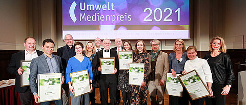 Frauke Fischer (zweite von rechts) hat den Umweltmedienpreis 2021 gewonnen.