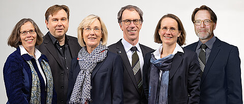 Am 1. April 2021 übernimmt Paul Pauli (4.v.l.) an der Universität Würzburg das Amt des Präsidenten. Neue Vizepräsidentinnen und Vizepräsidenten sind ab dann (v.l.): Doris Fischer, Matthias Bode, Caroline Kisker, Anja Schlömerkemper und Andreas Dörpinghaus. 