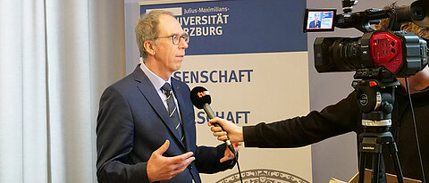 Bei der Pressekonferenz zum Semesterstart stand Universitätspräsident Paul Pauli den Medien Rede und Antwort.