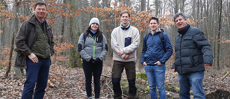 Gemeinsam der Waldgeschichte auf der Spur (von links): Förster Karl-Georg Schönmüller, die Studierenden Joelle Poppeck, Max Rüttiger und Fabian König und Dozent Dr. Gerrit Himmelsbach.