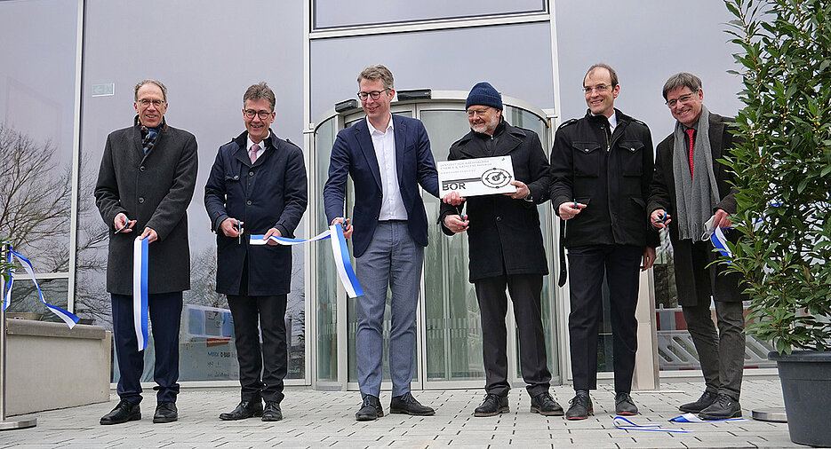 Durchschnitten das Band bei der Einweihung des Instituts für nachhaltige Chemie und Katalyse mit Bor (v.l.): Paul Pauli, Christian Schuchardt, Markus Blume, Holger Braunschweig, Tobias Brixner, Werner Dölger.