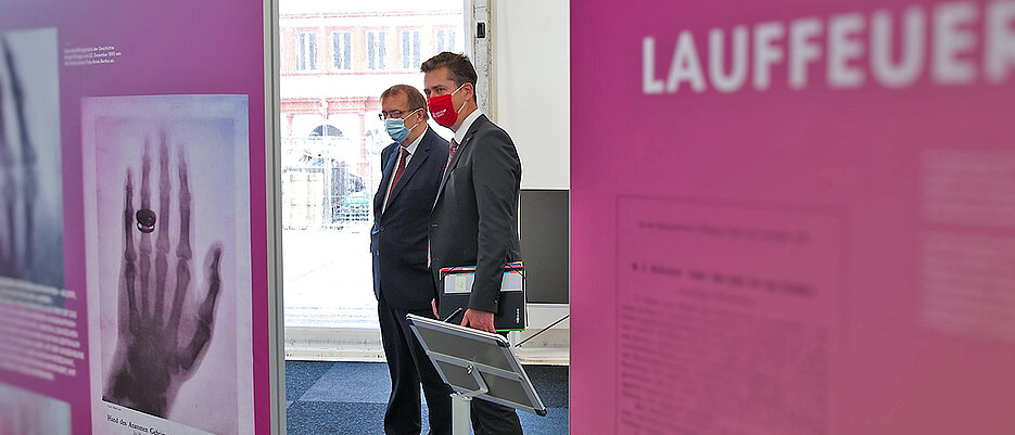 Unipräsident Alfred Forchel (l.) und Oberbürgermeister Christian Schuchardt bei einem Rundgang über die Ausstellung am Marktplatz.