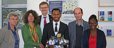 Der frischgebackene Doktor der Naturwissenschaften, Dieudonné Tshitenge, mit den Mitgliedern des Promotionskomitees (von links): Ulrike Holzgrabe, Heike Bruhn, Gerhard Bringmann, Utz Fischer und Karine Ndjoko. (Foto: William Shamburger)