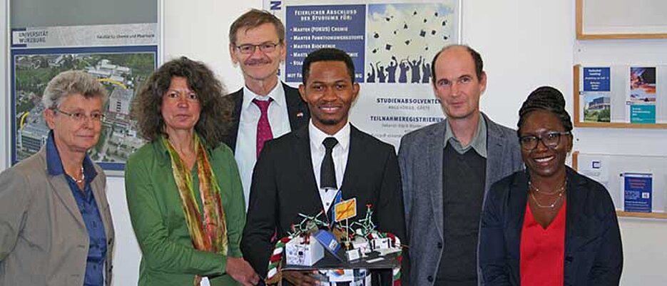 Der frischgebackene Doktor der Naturwissenschaften, Dieudonné Tshitenge, mit den Mitgliedern des Promotionskomitees (von links): Ulrike Holzgrabe, Heike Bruhn, Gerhard Bringmann, Utz Fischer und Karine Ndjoko. (Foto: William Shamburger)