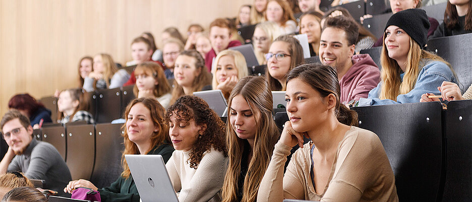 Die JMU hat mehr als 250 Studiengänge im Angebot. Dennoch erweitert sie ihr Angebot kontinuierlich und überarbeitet es. Ein neues Format hilft dabei.