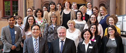 Gruppenbild mit Gästen aus zwölf Partneruniversitäten. Vorne (v.l.): Vizepräsident Baris Kabak, der Dekan der Juristischen Fakultät Olaf Sosnitza und die  Erasmusbeauftragte Anja Amend-Traut.