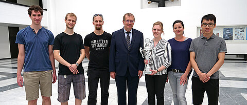 Holten sich den Pokal bei Universitätspräsident Alfred Forchel ab (von links): Daniel Grabarczyk, Stefan Peißert, Lars Schönemann, Barbara Orth, Julia Haubenreißer und Ngoc Truongvan.