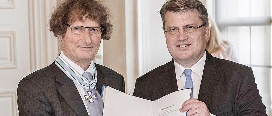 Professor Andreas Warnke und Bayerns Justizminister Winfried Bausback. (Foto: Rainer Wengel / Bayerische Staatskanzlei)